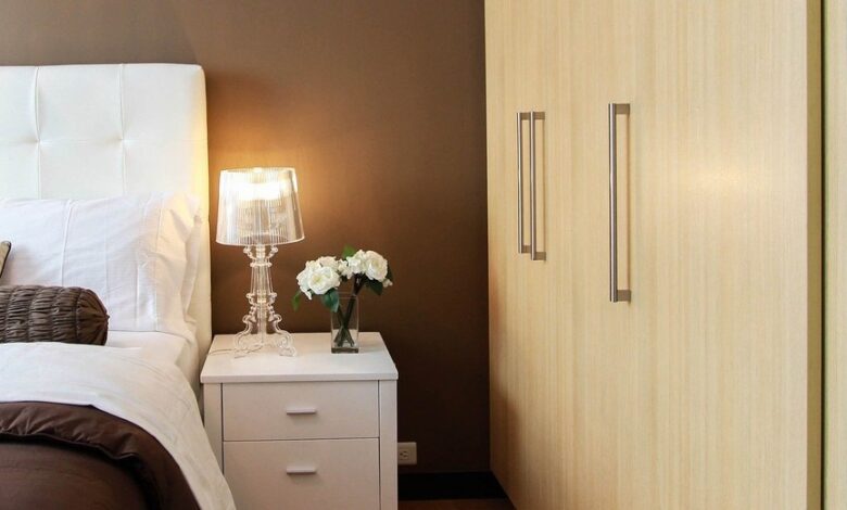10 Alternativas Creativas para Decorar tu Dormitorio sin Mesita de Noche: Ideas Inspiradoras