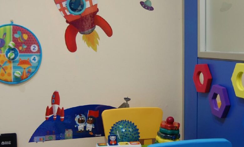 ¿Qué hacer cuando un autista se pega en la pared? Alternativas y consejos