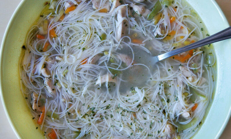 Sopa de ave con fideos sin gluten: la receta perfecta para celiacos